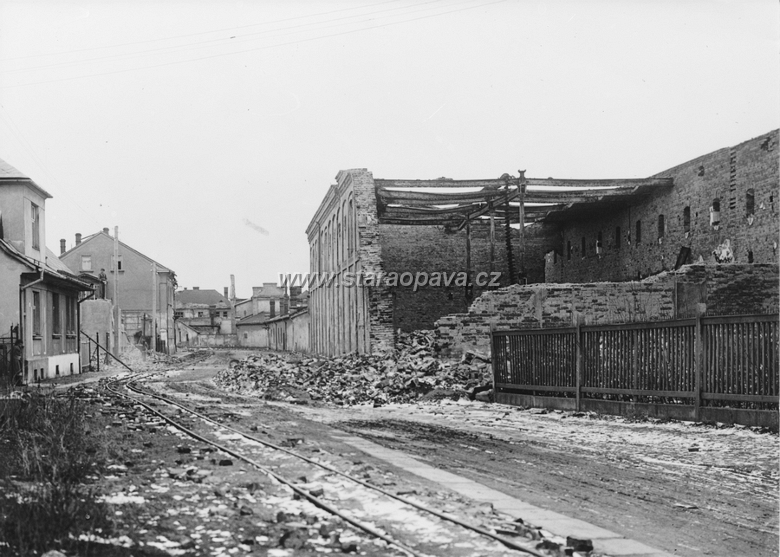 polni (4).jpg - Počátek Polní ulice po válce v roce 1945. První dům z leva je Polní 3a a 3b.